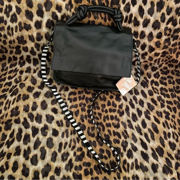 Via Mia Verao Crossbody Bag w/unique knotted handle - Picture 5 of 13